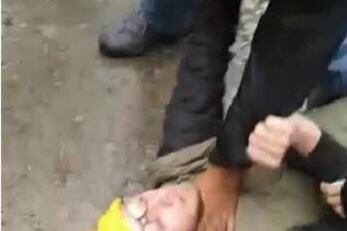 Las imágenes muestran la violencia de los policías contra los menores.