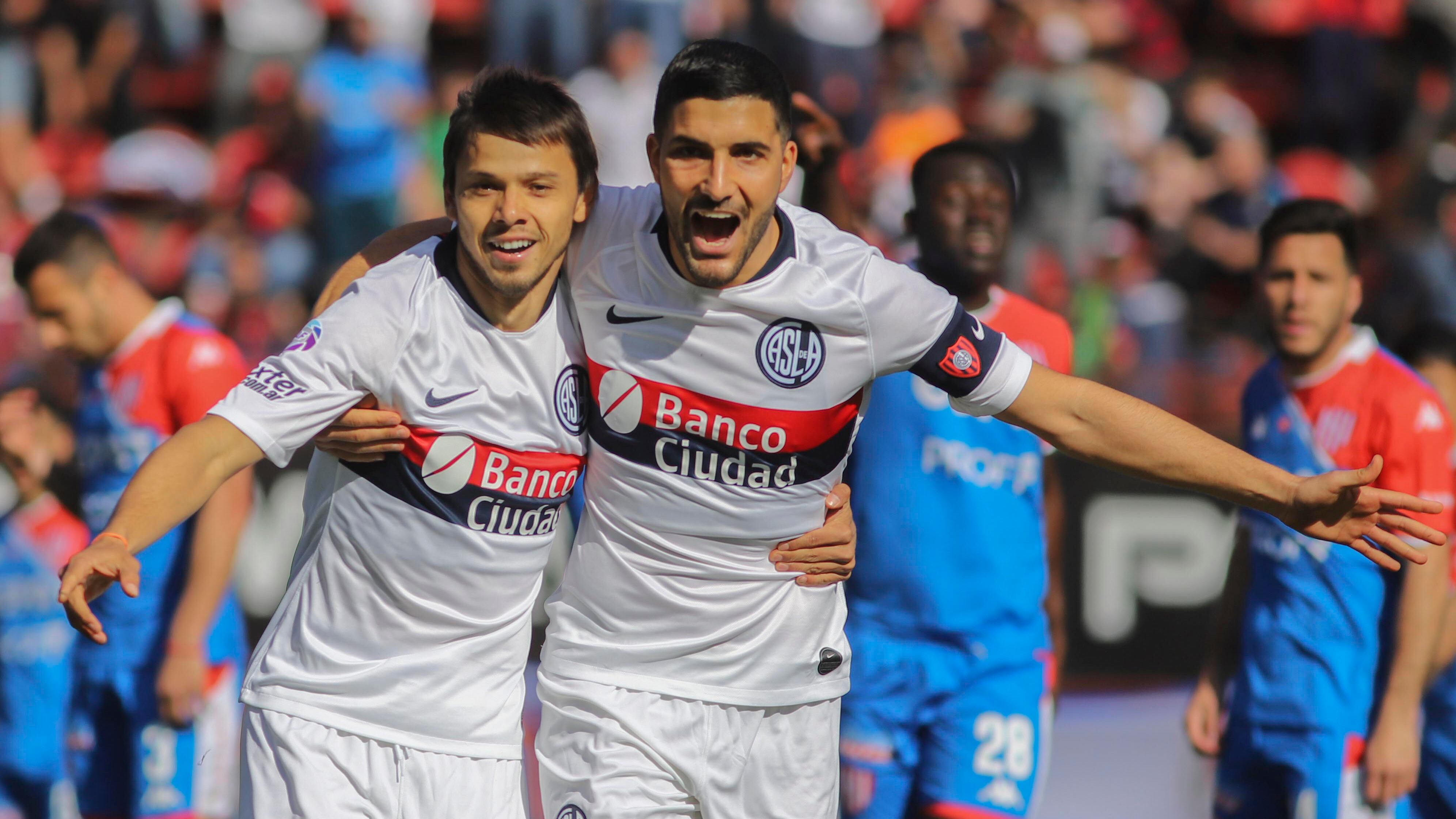Angel Romero festeja junto a Nicolás Blandi la apertura del marcador.