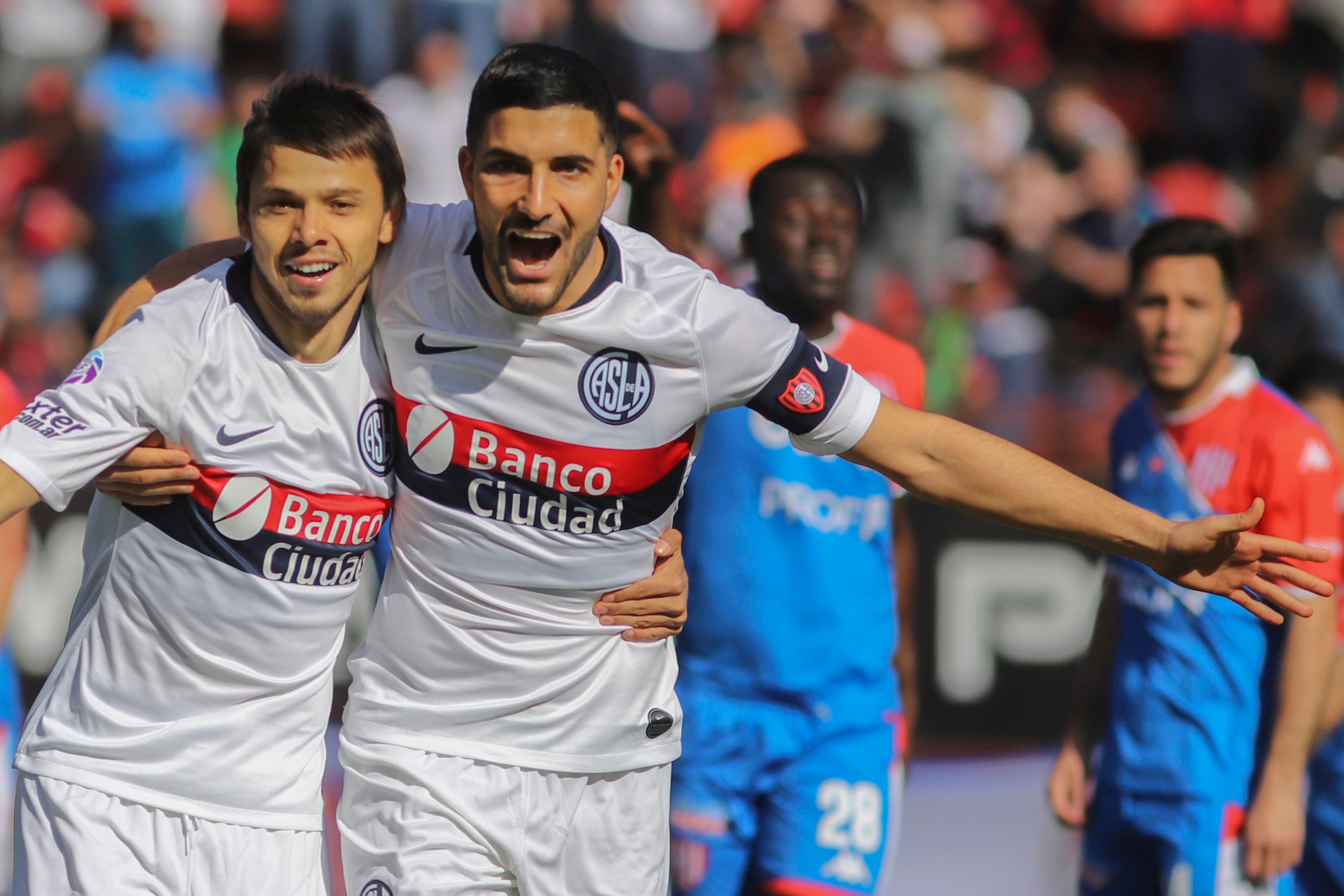 Angel Romero festeja junto a Nicolás Blandi la apertura del marcador.