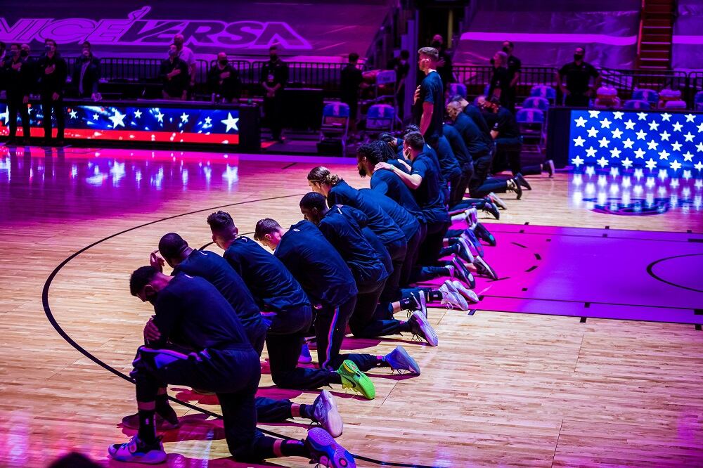 Los jugadores de Miami se arrodillaron antes del comienzo del partido. 