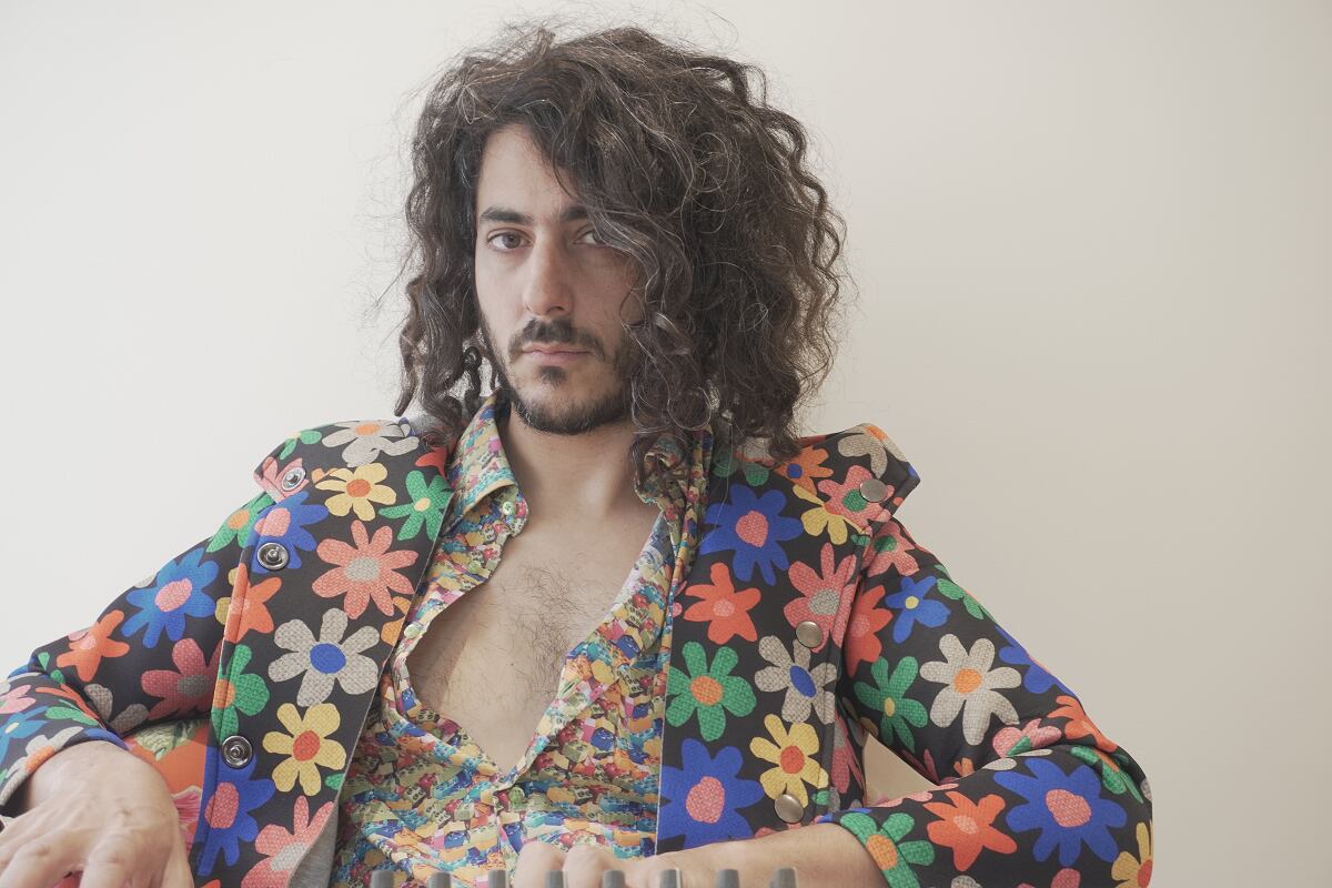 El cancionista y productor Guillermo Beresñak soltó su séptimo disco, en plan world music y con dream team de violeros