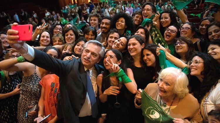 Alberto Fernández y Nelly Minyersky en la presentación del libro Somos Belén, de Ana Correa, el año pasado.