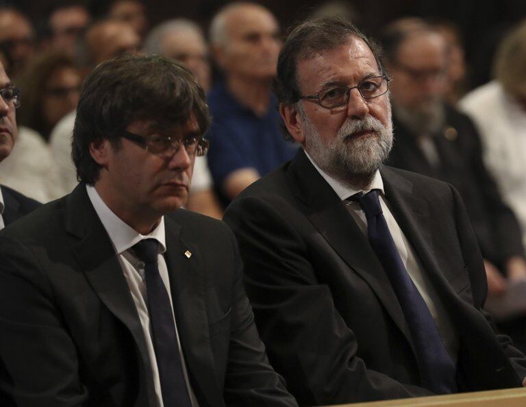 Dos hombres en pugna: Puigdemont y Rajoy, en el funeral por las víctimas del ataque en Las Ramblas.
