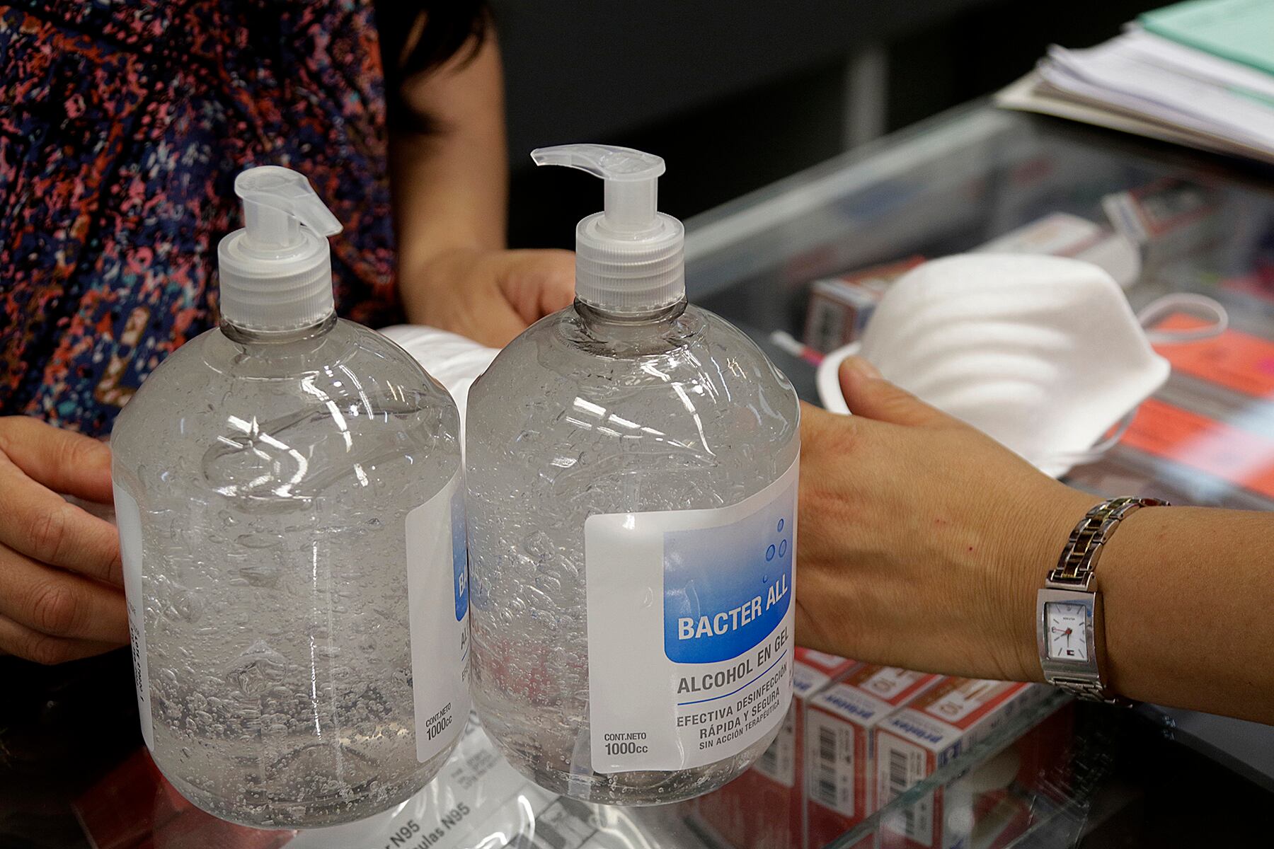 Comercio clausuró una farmacia en Belgrano que vendía el alcohol en gel de 500cc a 700 pesos.