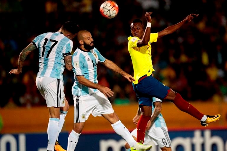 Mascherano disputa la pelota con un ecuatoriano en la noche de Quito.