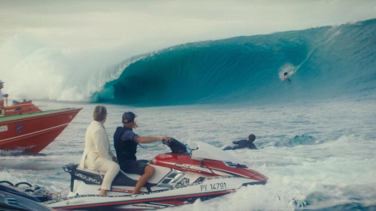 El Alto Comisionado francés (Benoît Magimel) no se desprende de su traje blanco ni siquiera en alta mar. 