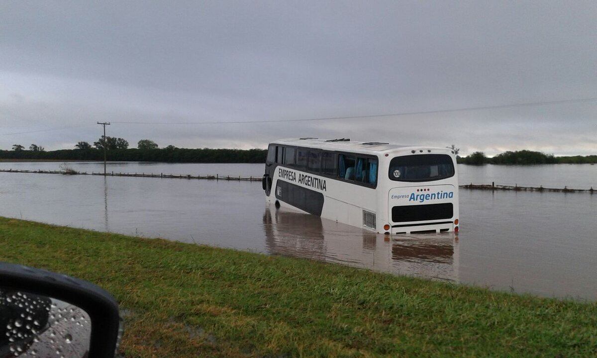 En Arroyo Seco dos micros fueron arrastrados por el agua y los pasajeros debieron ser rescatados por los bomberos.
