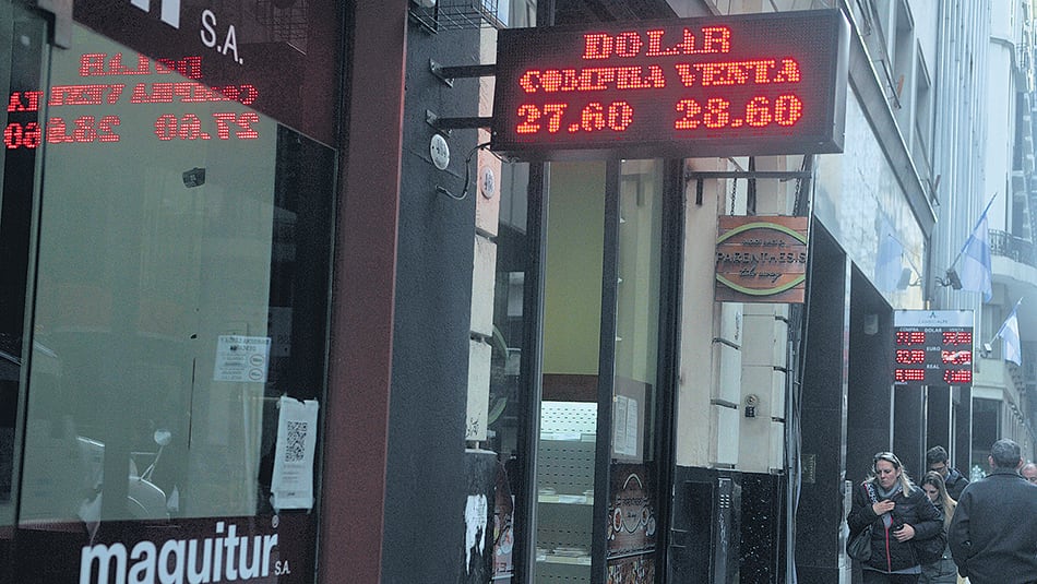 En el mercado minorista el dólar subió a 28,46 pesos. En contratos a futuro, diciembre marcó 33,05.