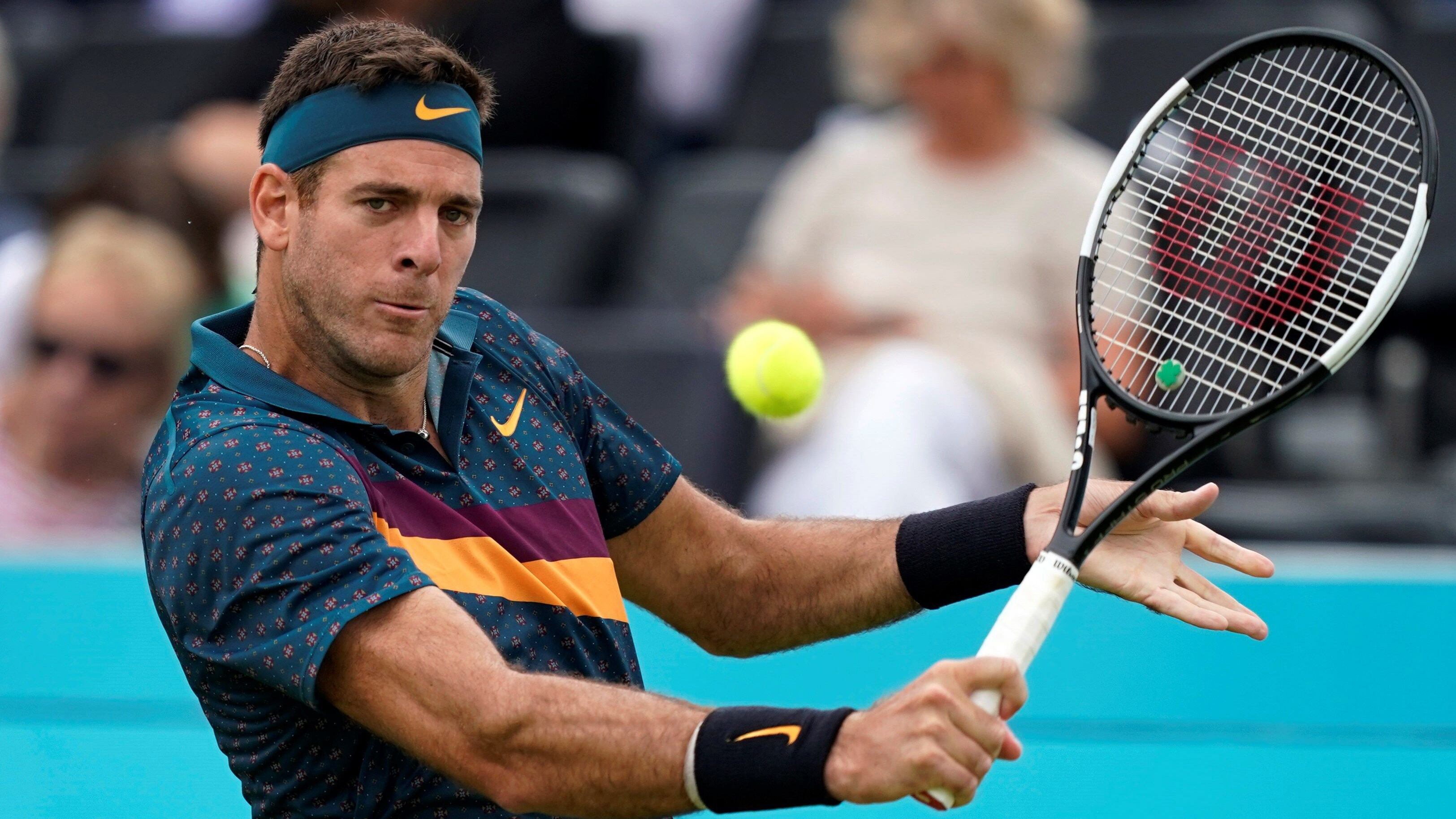 Del Potro se resbaló cerca del final del partido y se lastimó la rodilla derecha.