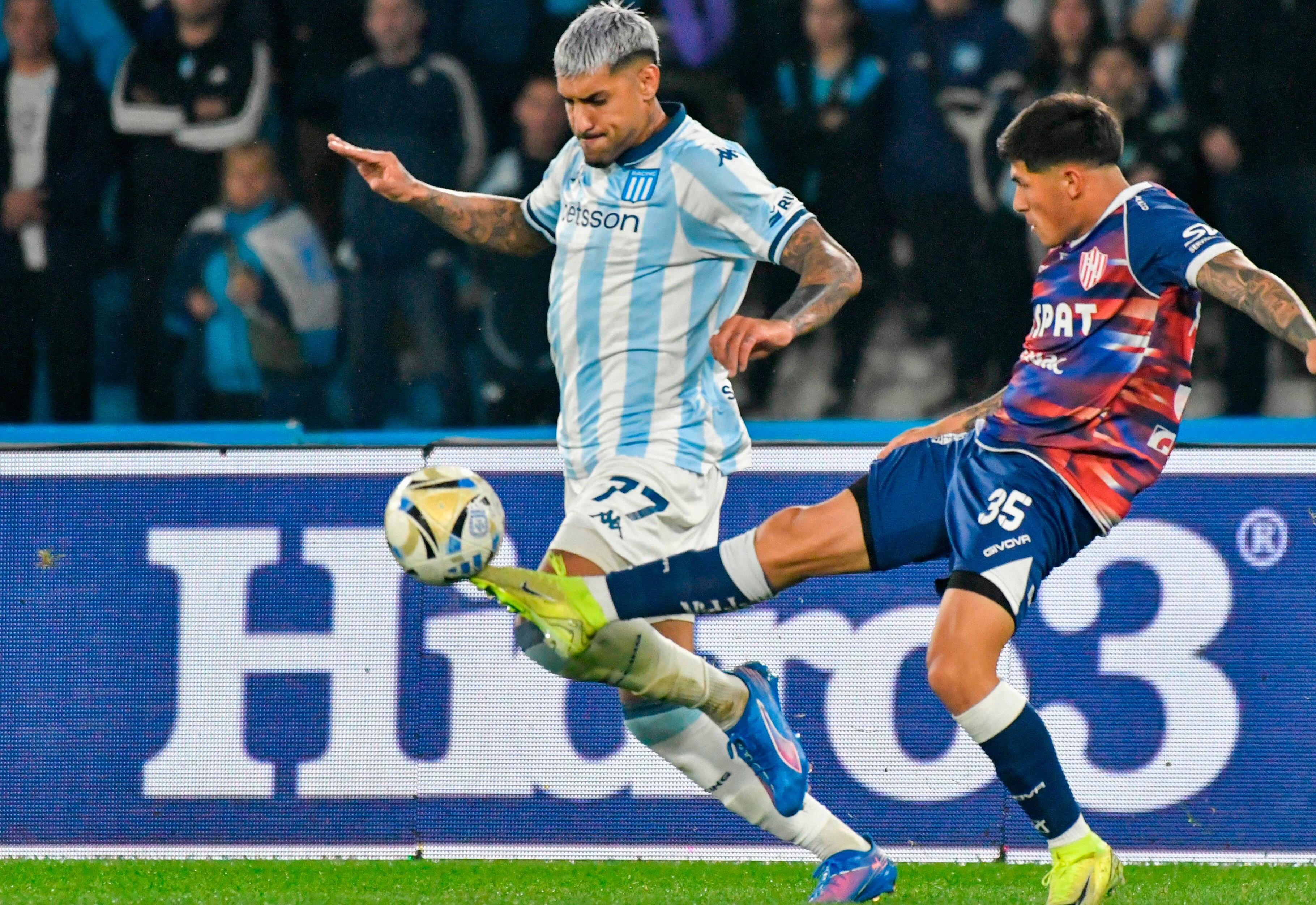 Balboa y Lautaro Vargas luchas por la pelota