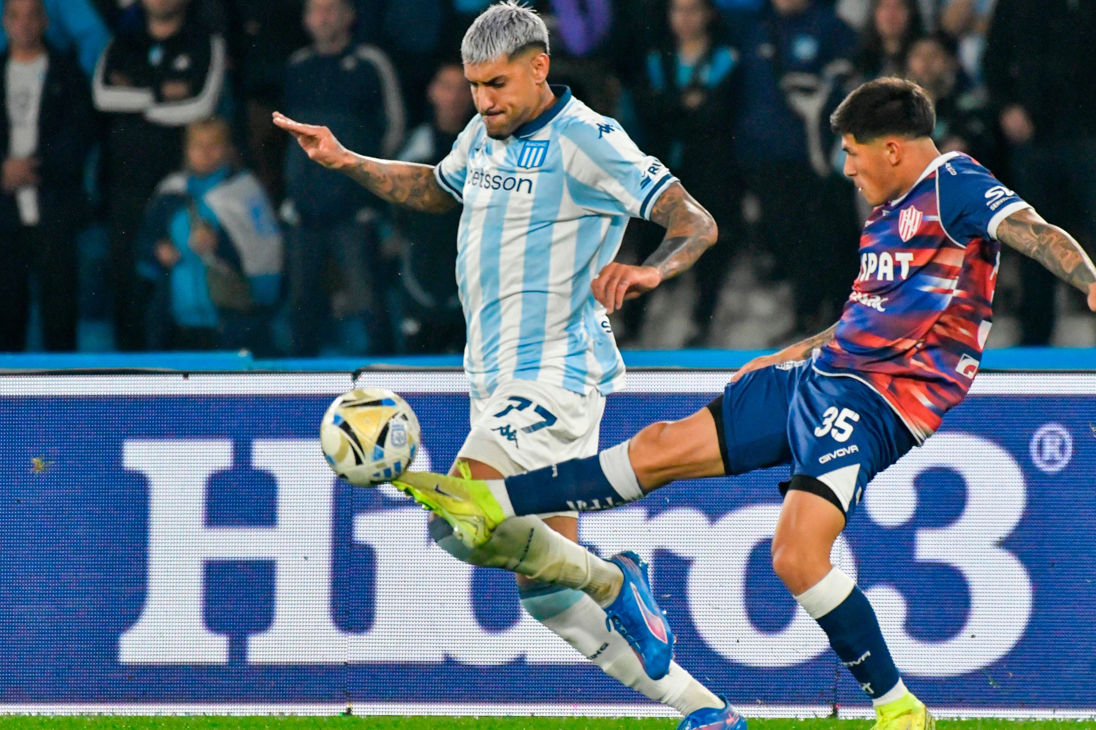 Balboa y Lautaro Vargas luchas por la pelota