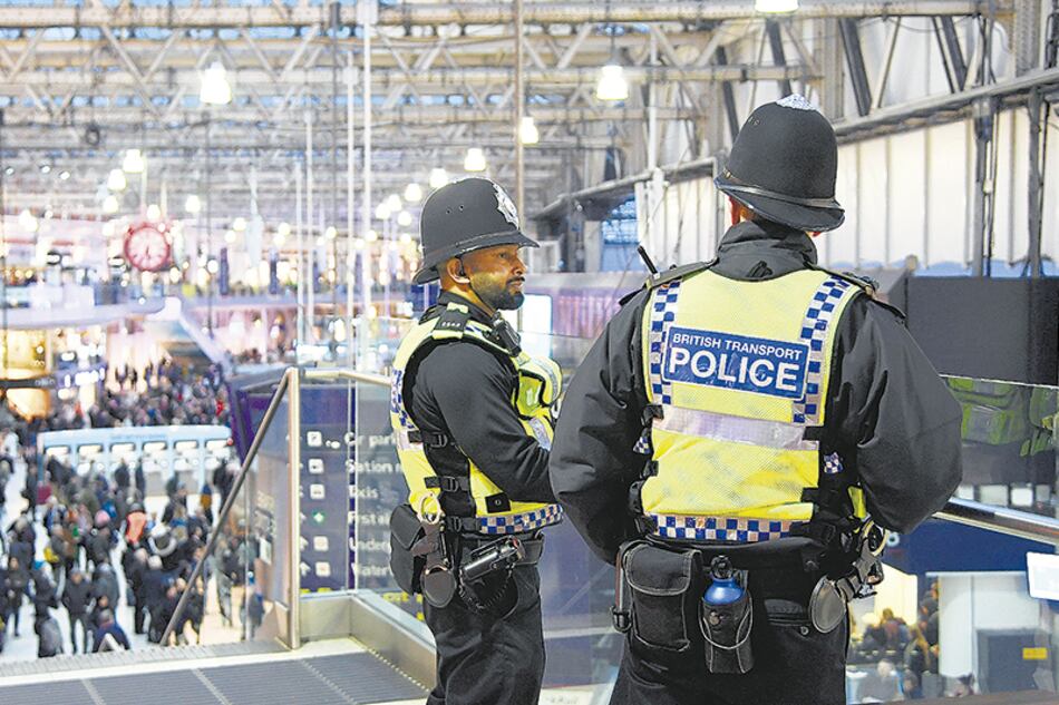 Efectivos policiales recorren la estación de Waterloo.