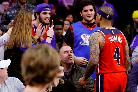 Thomas, frente a frente con los hinchas de Philadelphia.