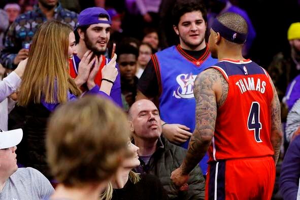 Thomas, frente a frente con los hinchas de Philadelphia.