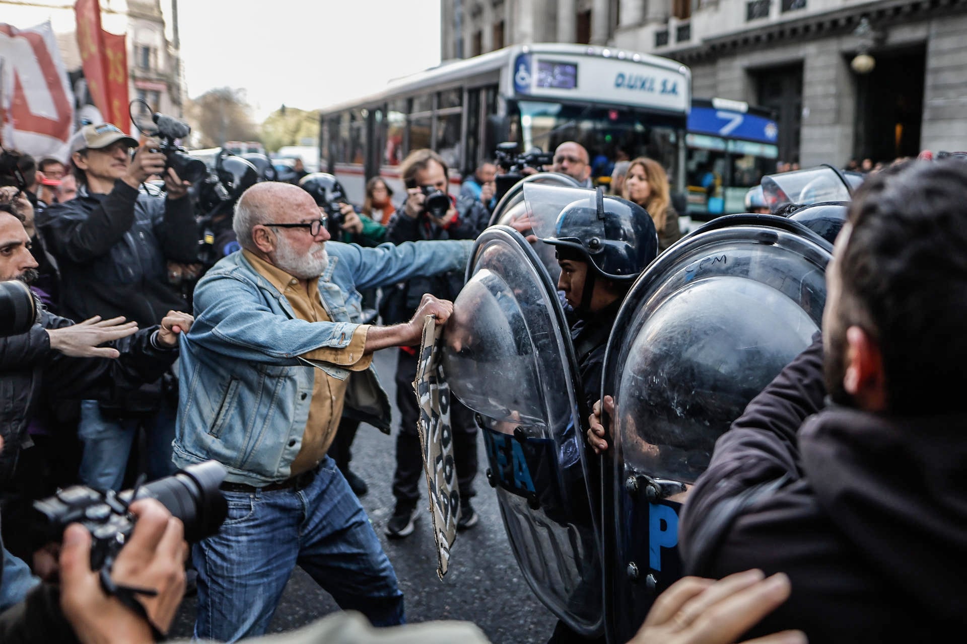 La rrepresión a los jubilados en el Congreso.