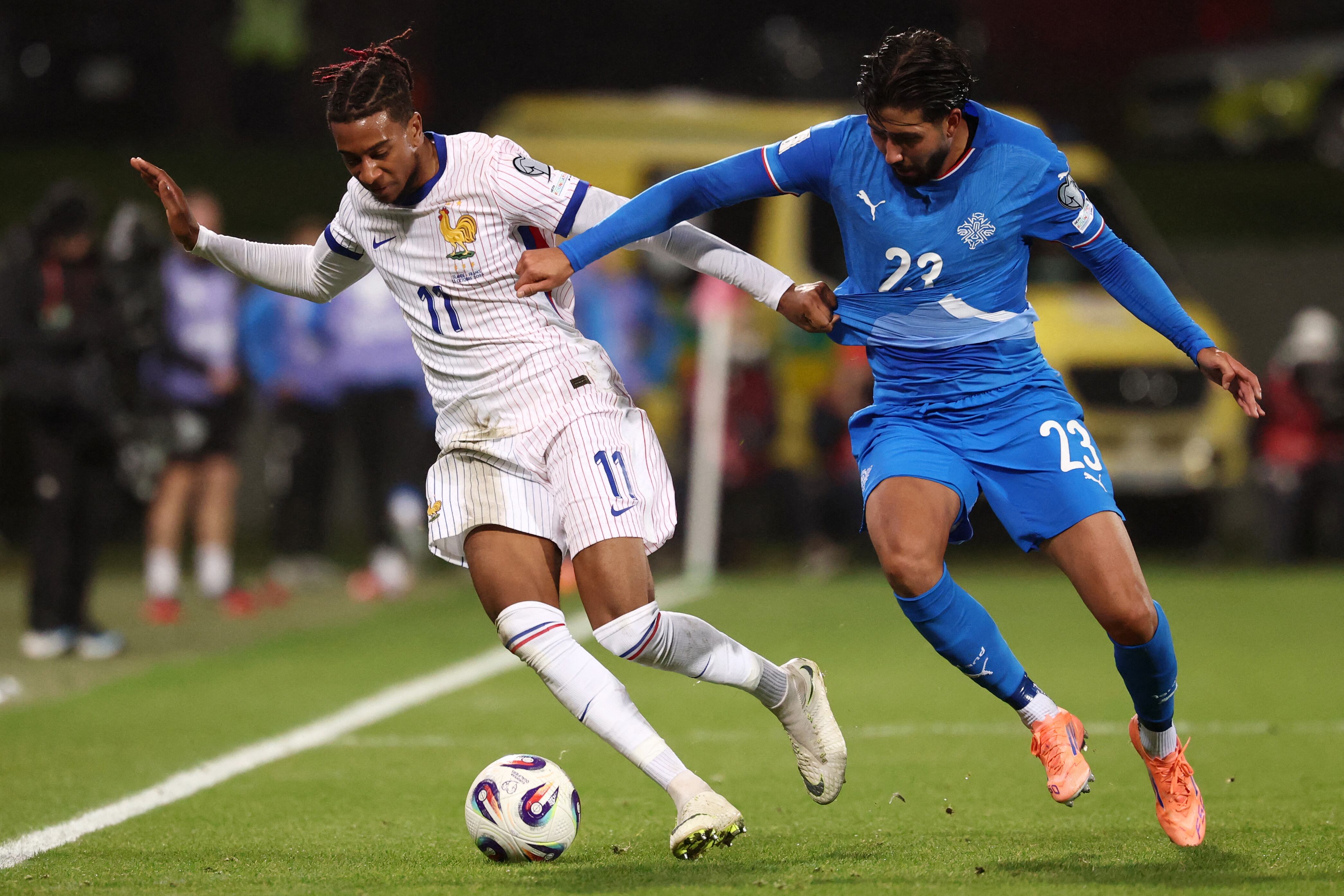 Michael Olise (Bayern Múnich) lucha con Mikael Egill Ellertsson (Genoa). 