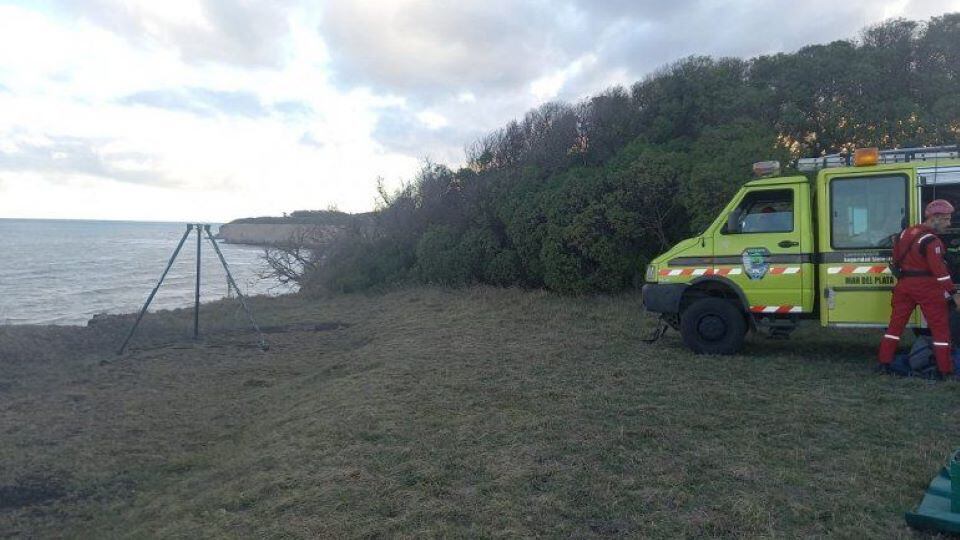 El cuerpo fue descubierto por un parapentista, que dio aviso a la policía.