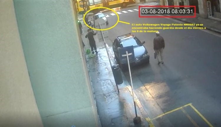 Imagen tomada frente al Instituto Patria, donde se ve el auto con los agentes de la AFI.