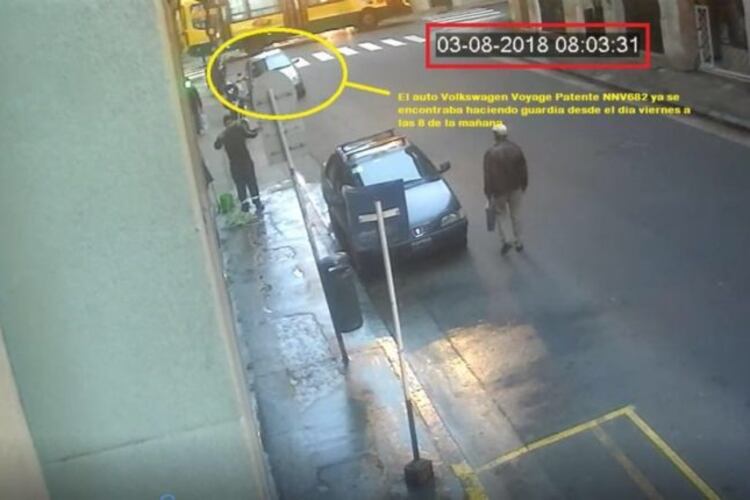 Imagen tomada frente al Instituto Patria, donde se ve el auto con los agentes de la AFI.