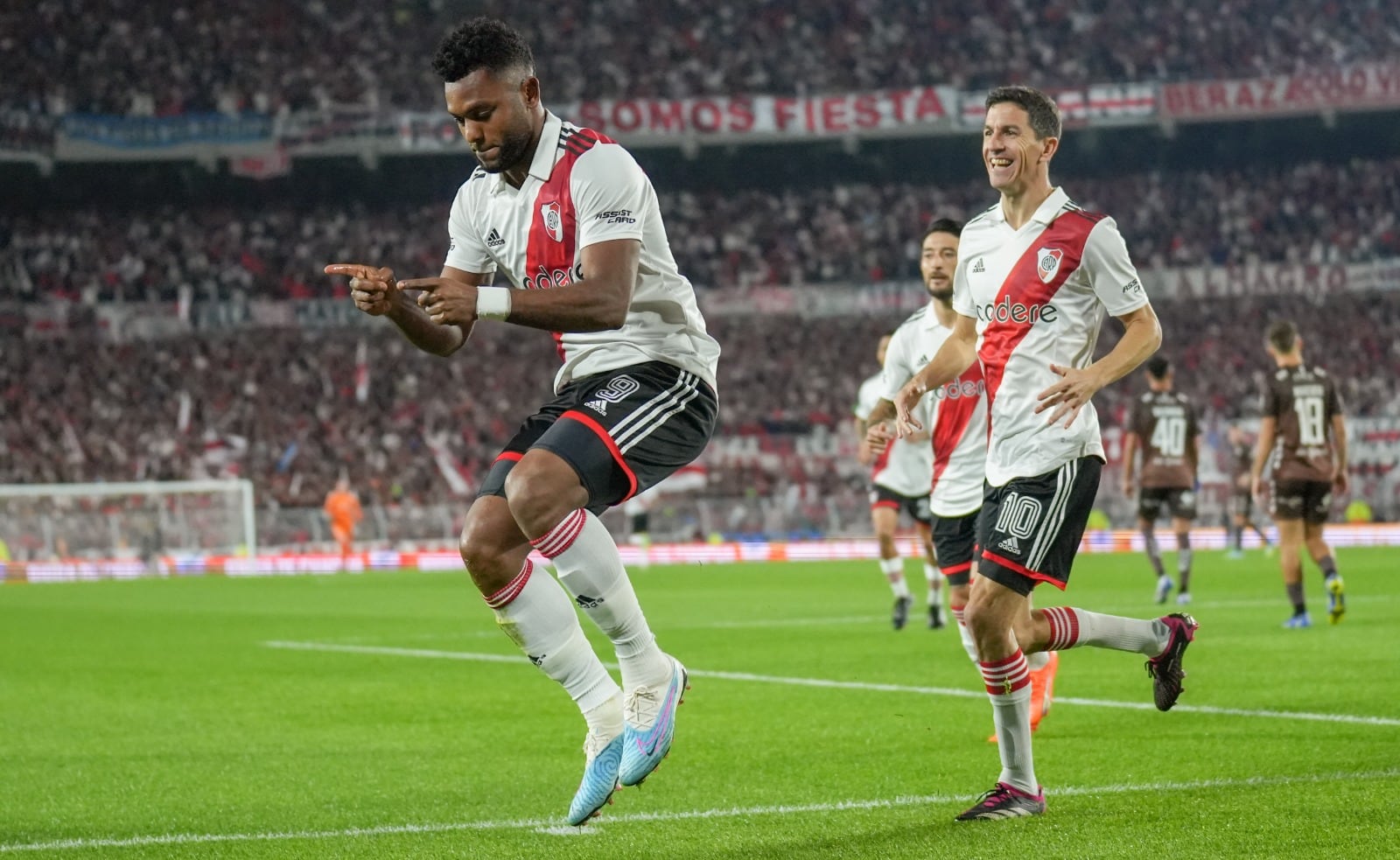 El colombiano Borja festeja con su toque característico