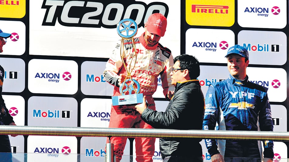 Esteban Guerrieri recibe el trofeo por su victoria en el circuito de Santiago del Estero.