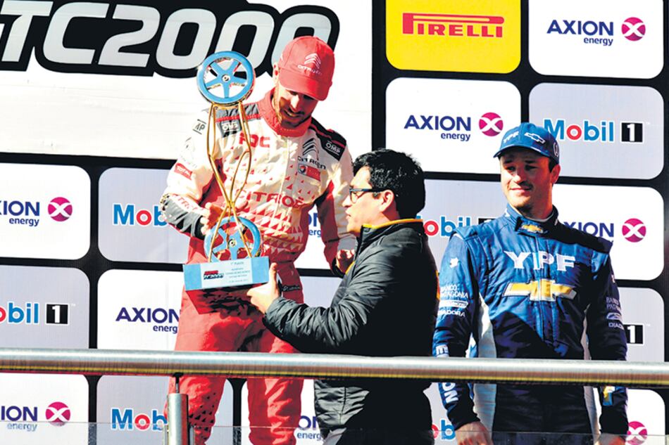 Esteban Guerrieri recibe el trofeo por su victoria en el circuito de Santiago del Estero.
