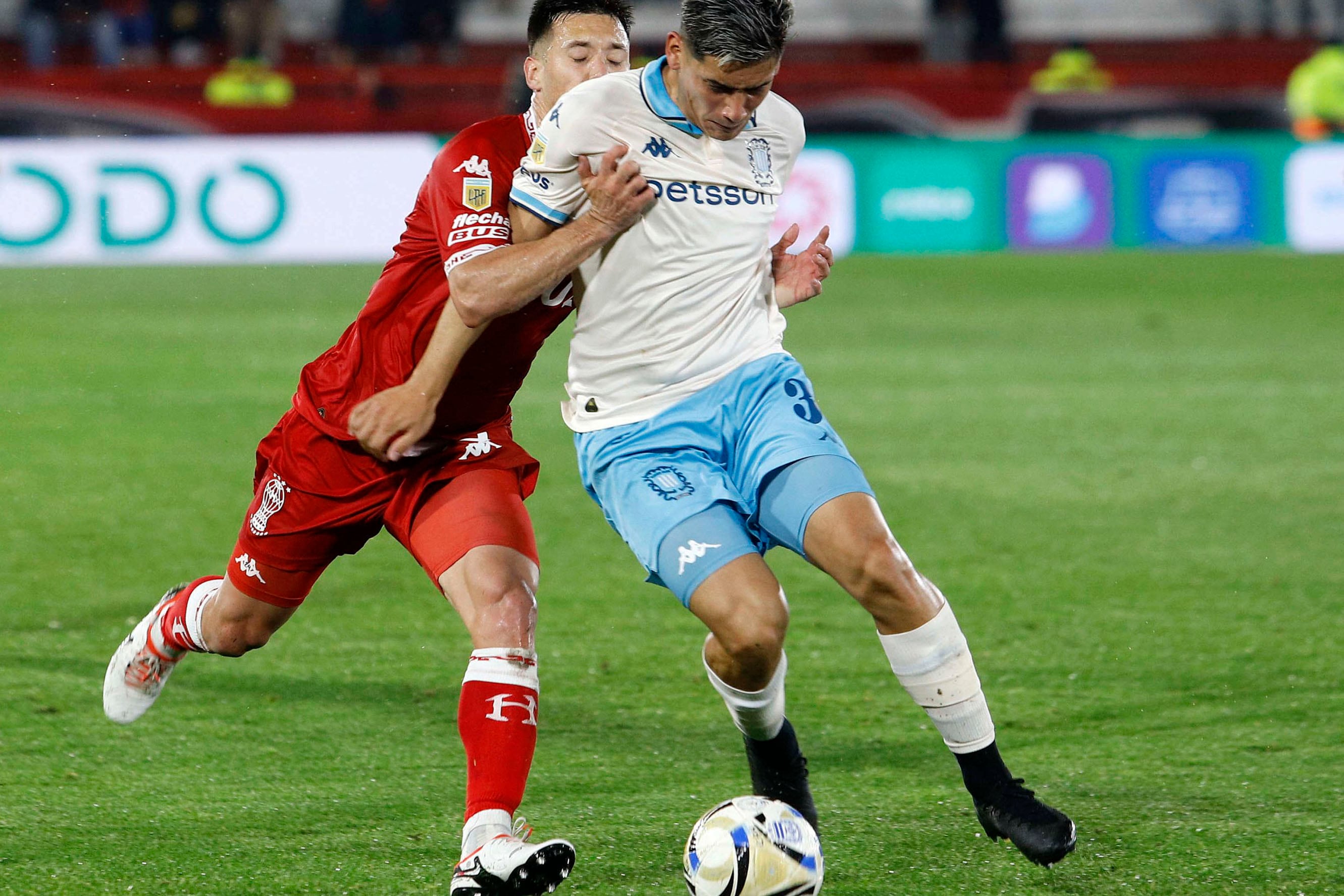 Quirós lleva la pelota ante Bisanz