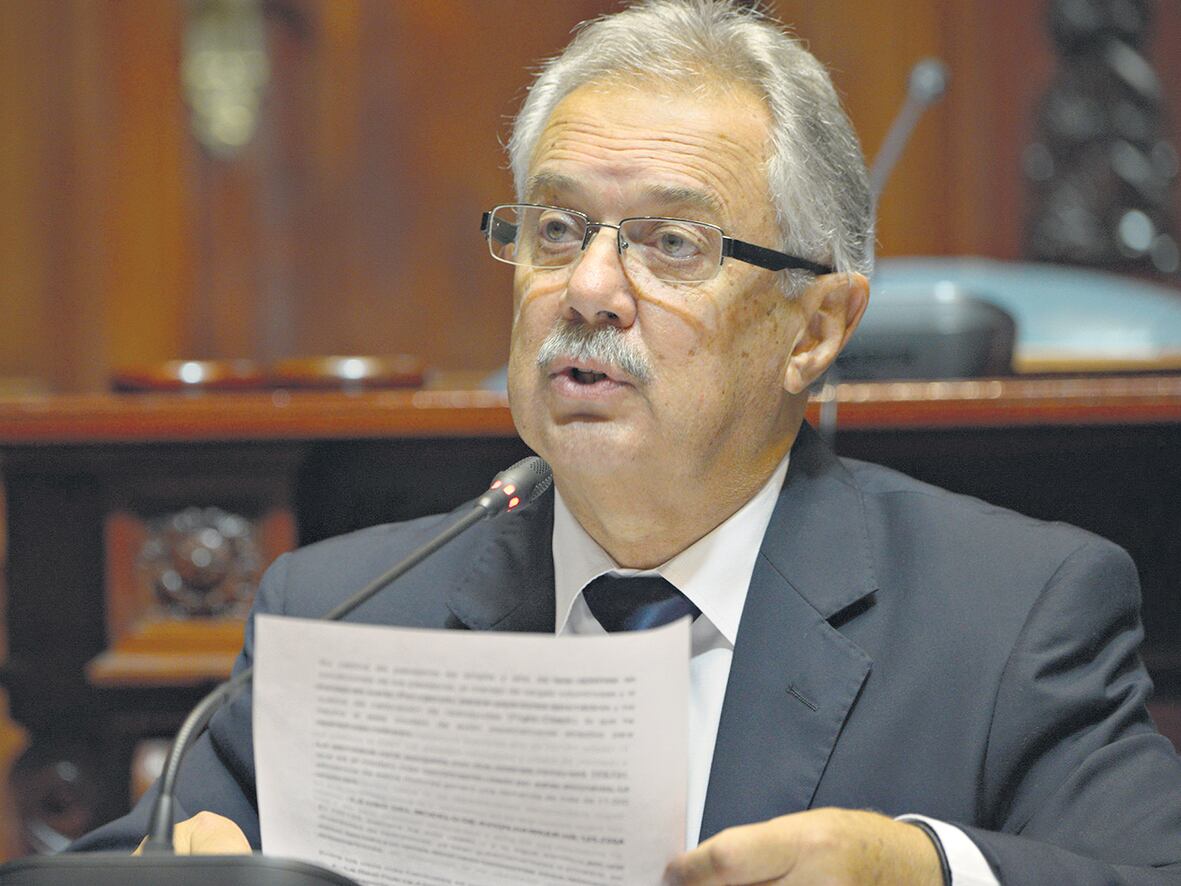 El ministro de Defensa de Uruguay, Jorge Menéndez, está en la lista de los amenazados.