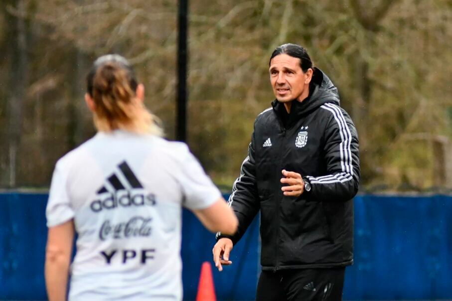 Germán Portanvoa, DT del seleccionado femenino de fútbol.