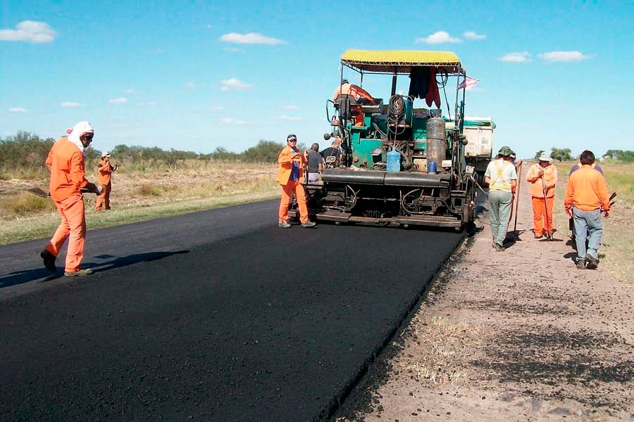 La obra pública financiada por Nación bajó casi a cero en el primer año de Milei.