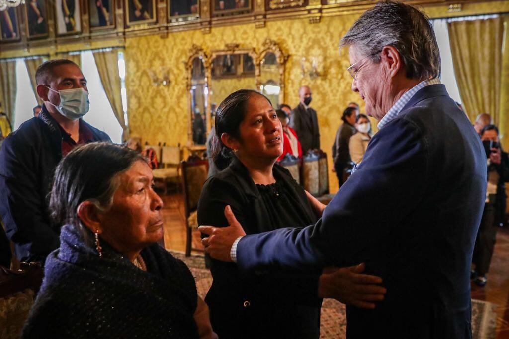 Presidente de Ecuador, Guillermo Lasso con familiares del militar fallecido José Chimarro. Fuente: Twitter de Guillermo Lasso: @LassoGuillermo