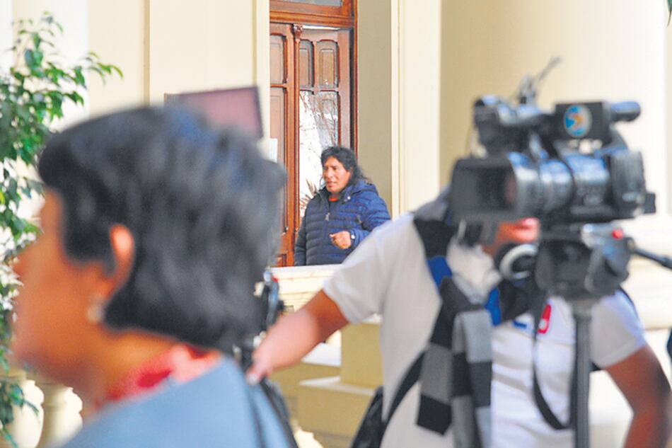 Arellano en la puerta del despacho de Freddy Morales, secretario de la Gobernación y hermano de Gerardo.