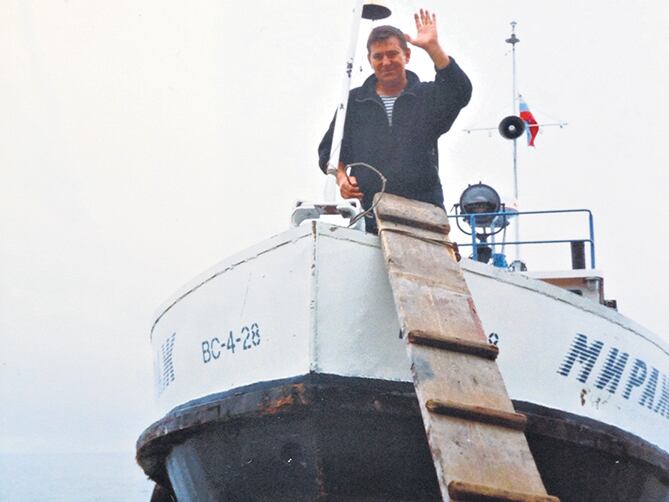 Vladímir Fiódorovich en la proa del Mirásh.