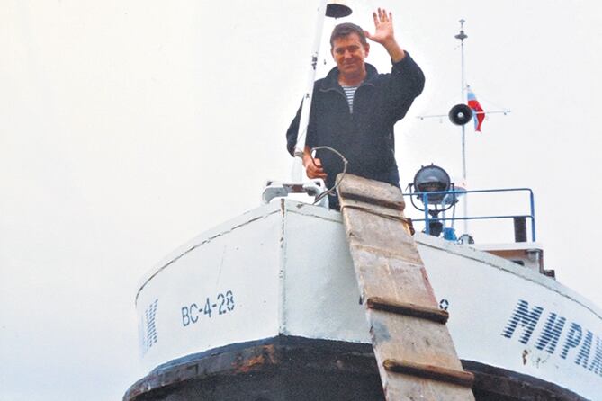 Vladímir Fiódorovich en la proa del Mirásh.