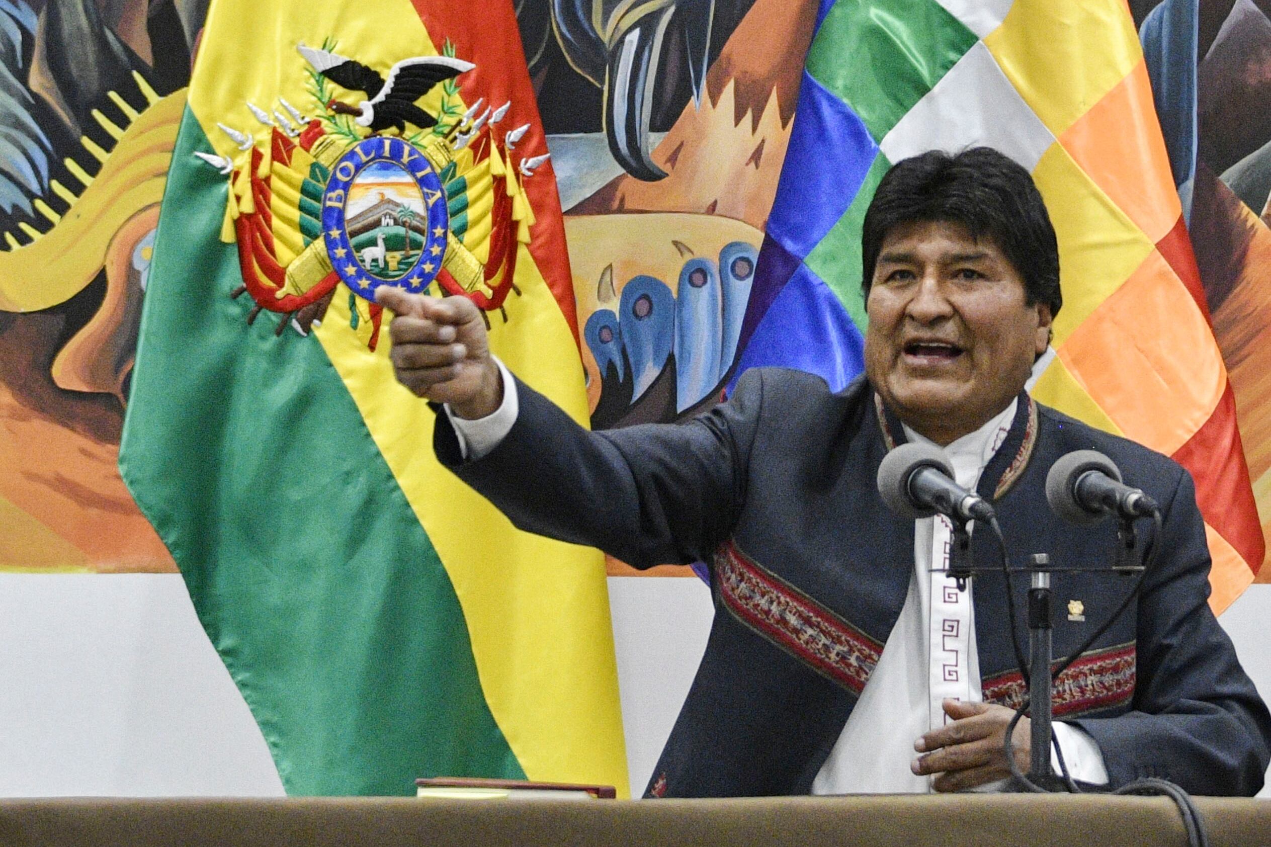 "Un abrazo revolucionario a nuestros hermanos", tuiteó Evo. 