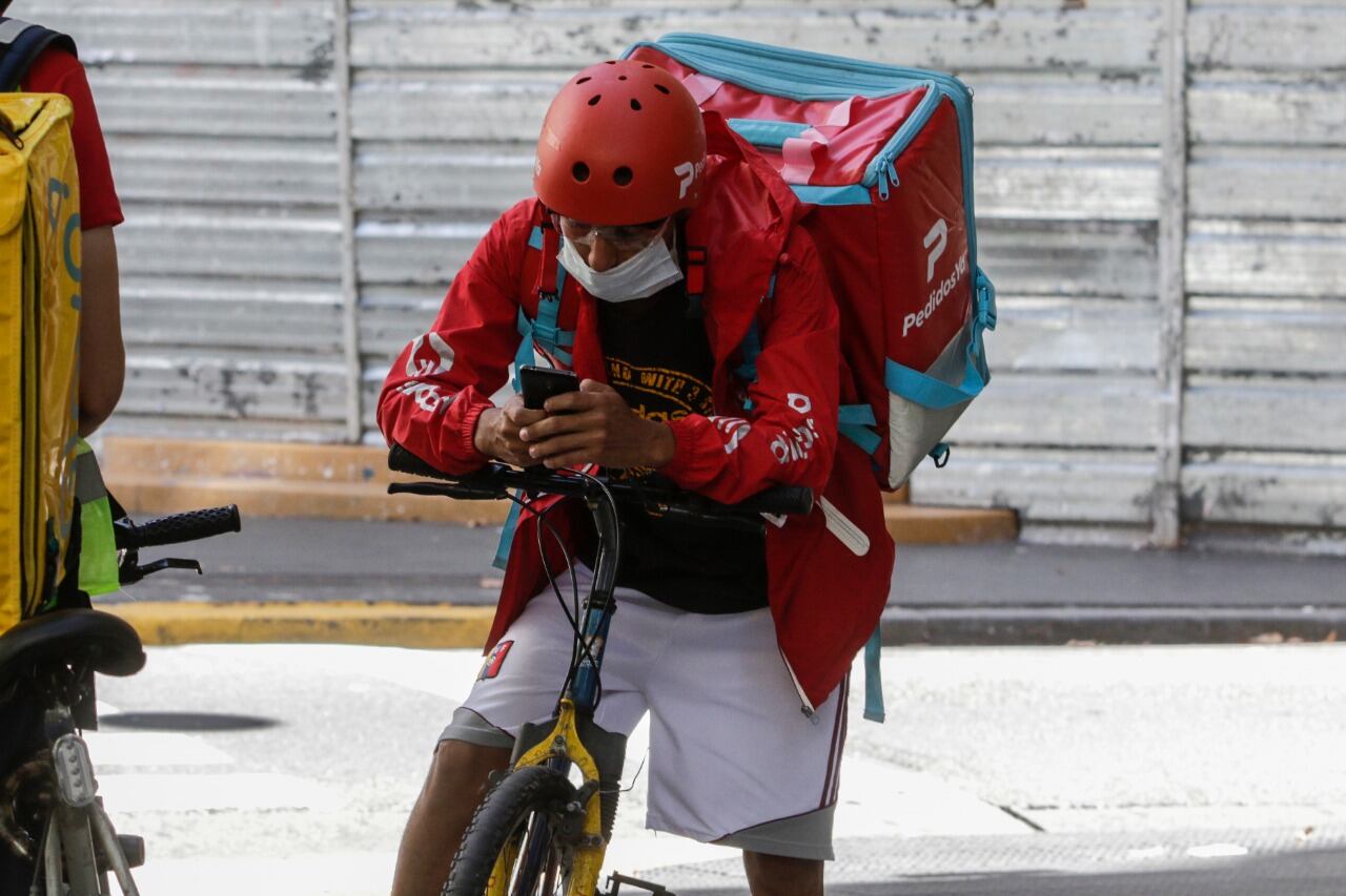 Las plataformas no le otorgan cobertura médica a sus repartidores. 