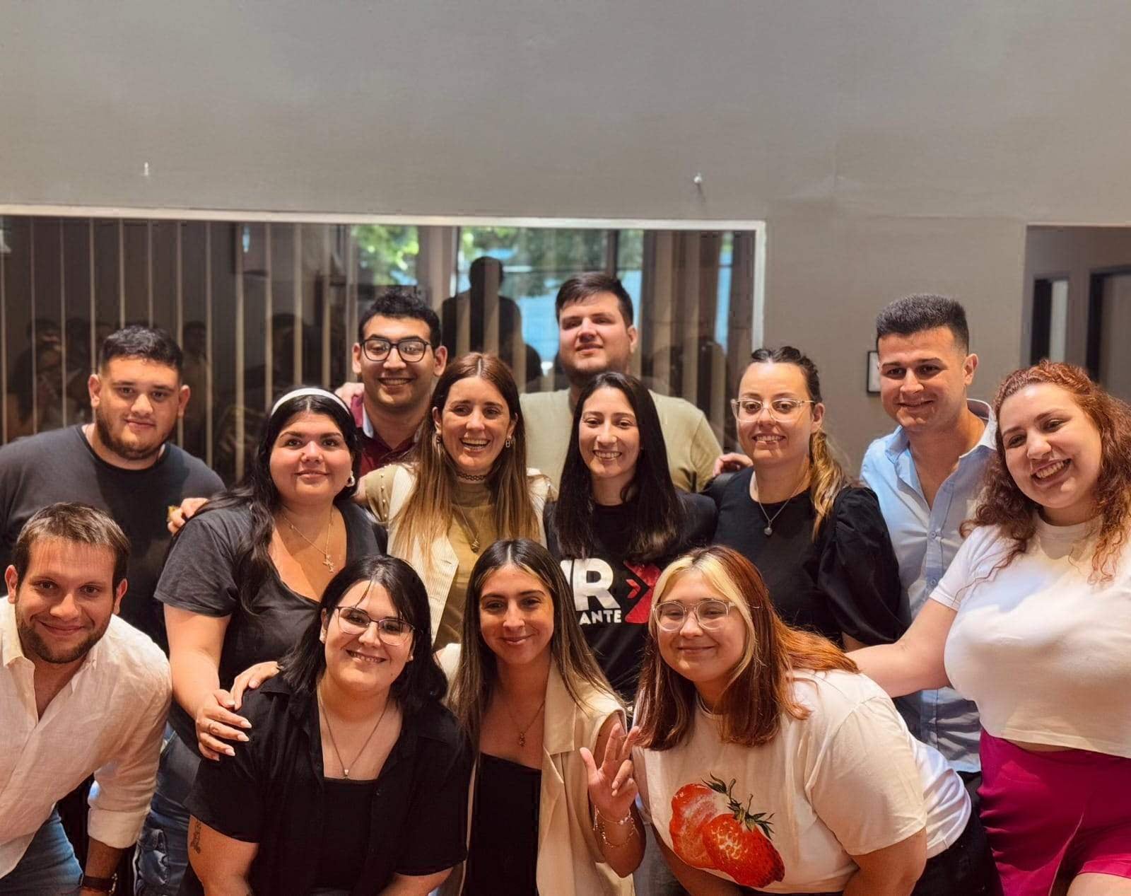 Antonela Ciparelli Moreno, en el medio, luego de asumir en la JR bonaerense. 