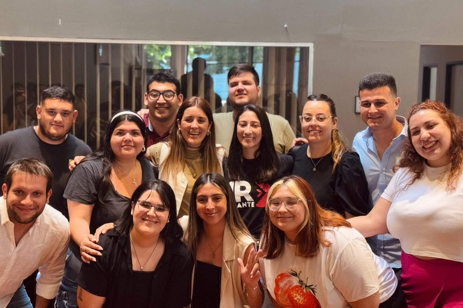 Antonela Ciparelli Moreno, en el medio, luego de asumir en la JR bonaerense.