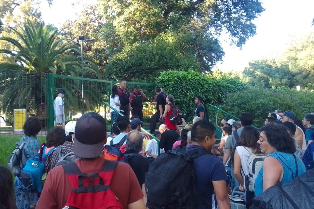 Los productos que ofrecen los manteros convocan a familias y amigos, difunden intereses y funcionan como punto de canje y reunión