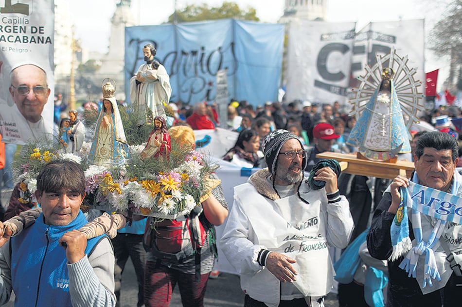 La gente llegó a la Plaza mayormente viajando en tren desde el conurbano hasta las terminales de Once, Constitución y Retiro.