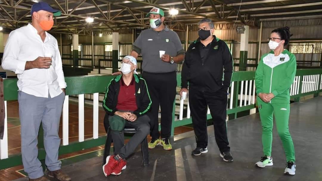 Marcelo Córdova (izquierda), en una visita a El Tribuno Básquet 