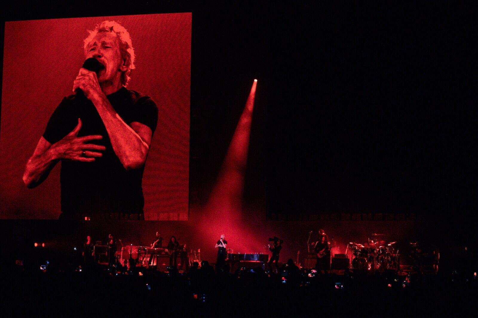 Waters presentó un tema nuevo, "The Bar", pensando en formas de comunicación comunitarias en un momento de aislamiento.