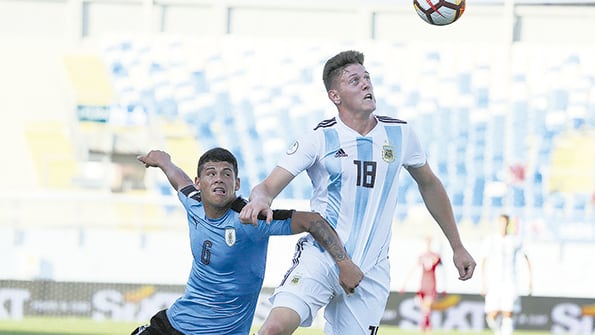 Adolfo Gaich en la victoria ante Uruguay. El jugador de San Lorenzo es el goleador de Argentina.