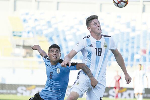 Adolfo Gaich en la victoria ante Uruguay. El jugador de San Lorenzo es el goleador de Argentina.