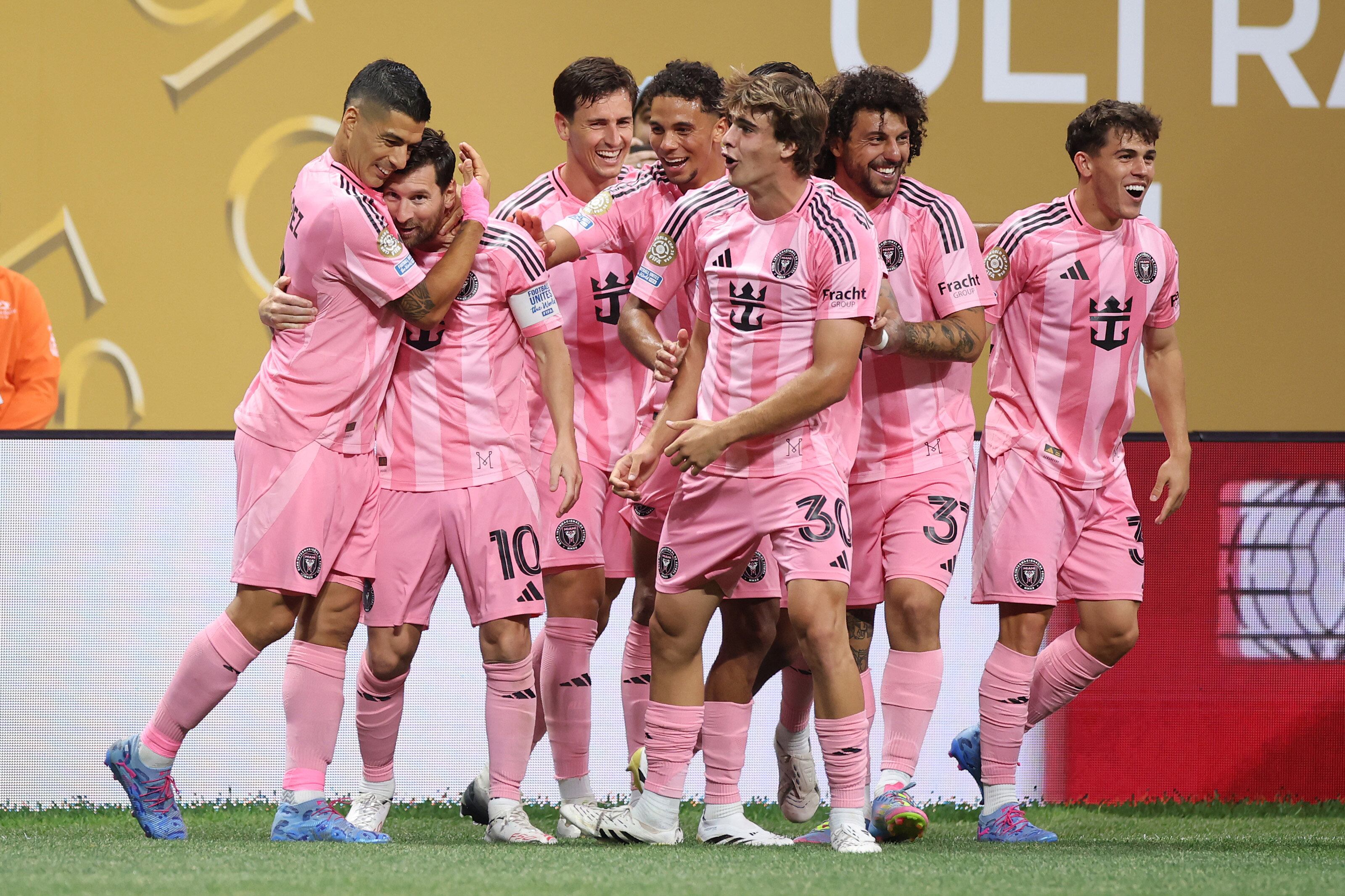 Suárez saluda a su amigo Messi luego del gol