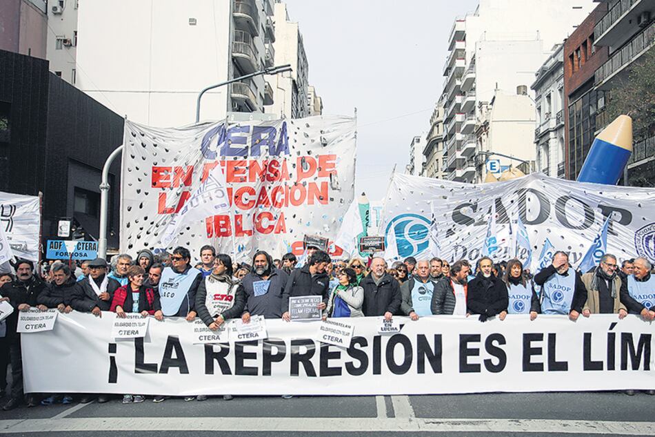 Los gremios docentes reclamaron que el Gobierno ayude a las nueve provincias con conflictos abiertos.