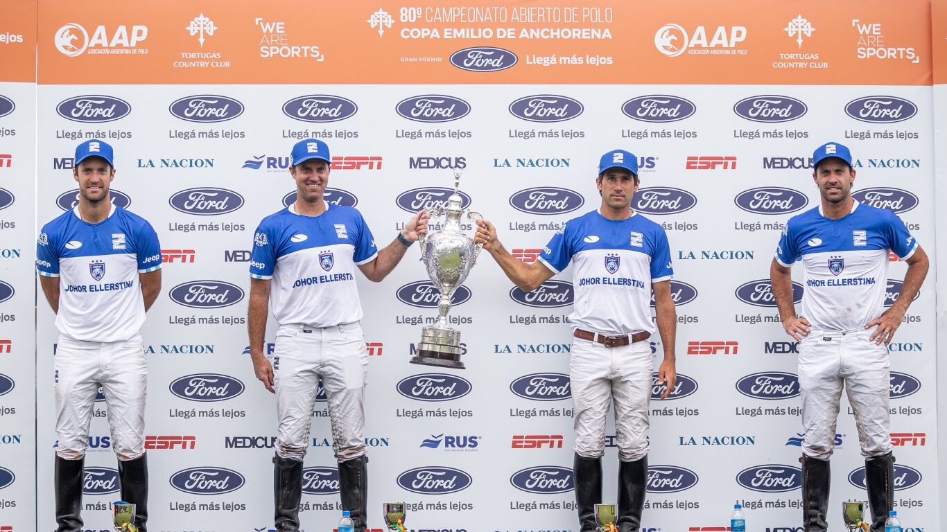 La celebración del conjunto de Ellerstina con la Copa.
