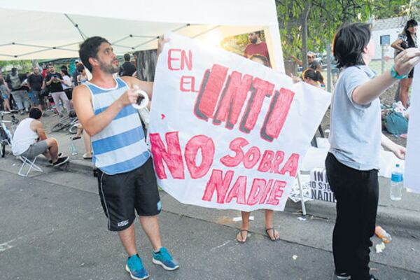 Los trabajadores del INTI marcaron la contradicción entre los despidos y los gastos de la gestión.