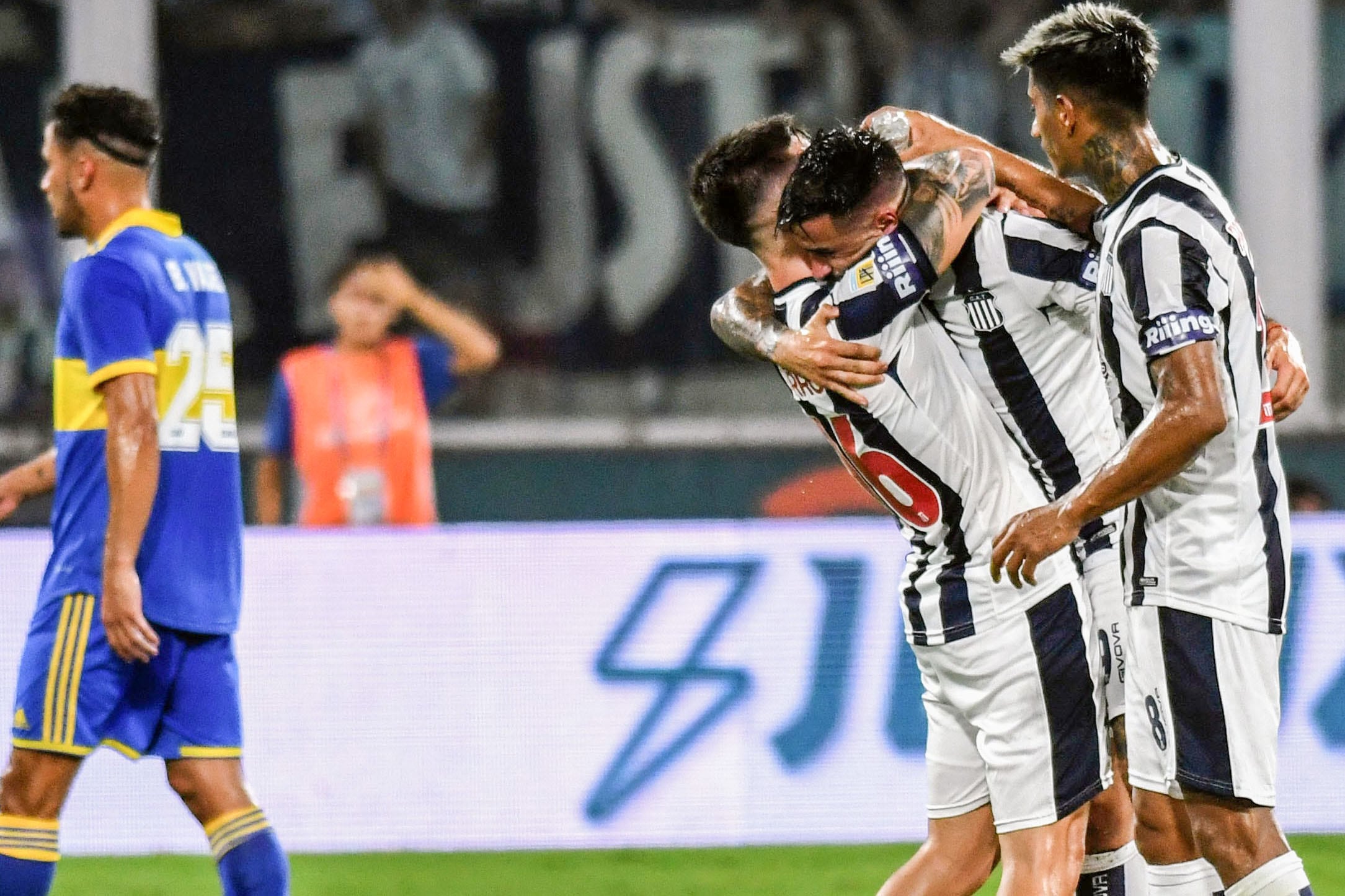 Santos festeja la apertura del marcador en la noche cordobesa.