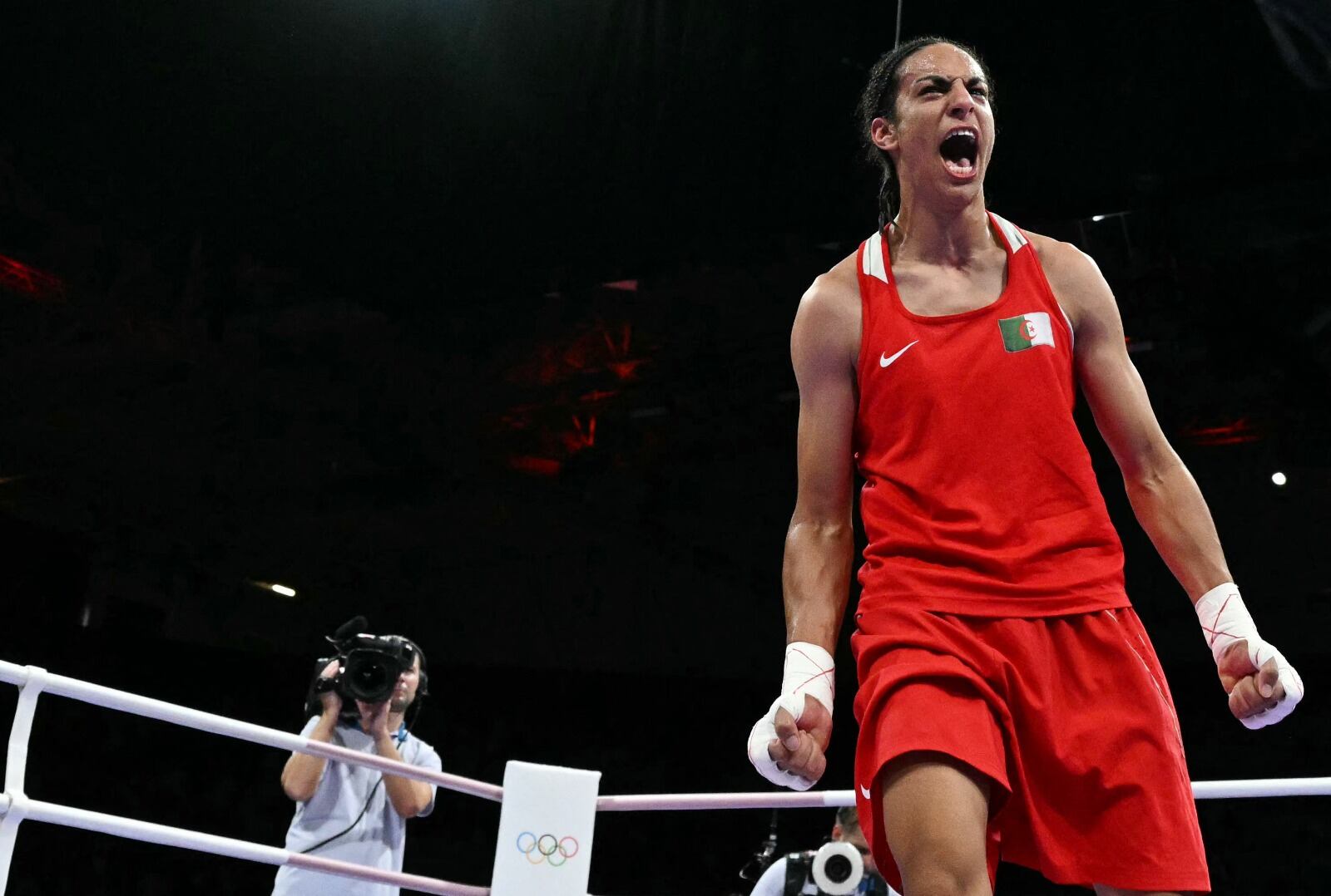 La boxeadora argelina Amine Khelif festeja una de sus victorias en París.